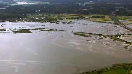 台風２５号の記録的大雨で水位が過去最高に達し、堤防が決壊した千葉県の印旛沼＝２２日（国交省関東地方整備局提供）