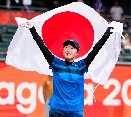 　女子シングルスで優勝し、日の丸を掲げる天間麗奈＝名古屋市東山公園ＴＣ