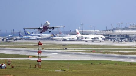 那覇空港=7月