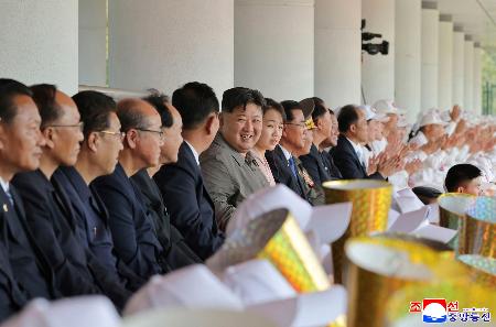 北朝鮮のミサイル開発などを担う組織によるサッカーの試合を観戦する金正恩朝鮮労働党総書記（左から７人目）と娘（同８人目）＝２２日（朝鮮中央通信＝共同）