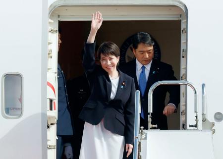 訪米日程を終え、羽田空港に到着した高市首相＝２４日午前