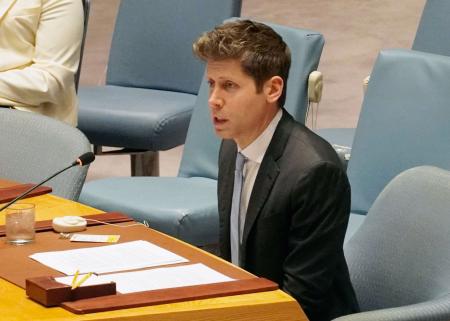 ２３日、国連安全保障理事会の会合で発言する米オープンＡＩのサム・アルトマンＣＥＯ＝ニューヨーク（共同）