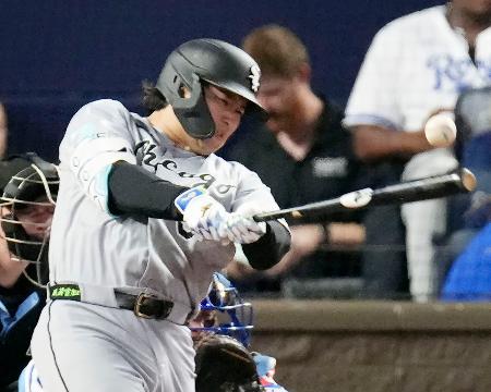 ロイヤルズ戦の3回、右翼線に適時二塁打を放つホワイトソックス・村上=カンザスシティー(共同)
