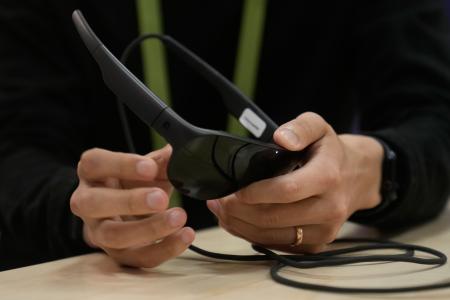 米メタが発表したメガネ型ＶＲ端末「メタＶＲグラス」＝２２日、米カリフォルニア州（ＡＰ＝共同）