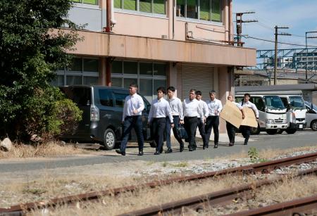 ＪＲ貨物の九州保全技術センターに家宅捜索に入る福岡県警の捜査員＝２４日午前、北九州市門司区