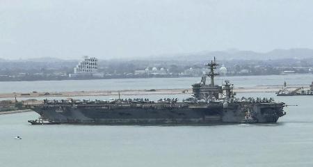 ２日、タイ中部チョンブリ県に寄港する米原子力空母エーブラハム・リンカーン（共同）