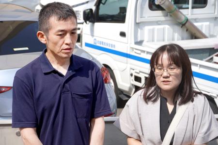 四国電力送配電幹部との面会後、取材に応じる松岡一輝さんの両親＝２４日午前、徳島市