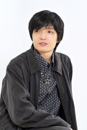 　インタビューに答える岡山天音