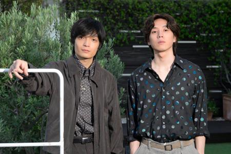 　映画「我々は宇宙人」で主人公の声を演じた坂東龍汰（右）と岡山天音