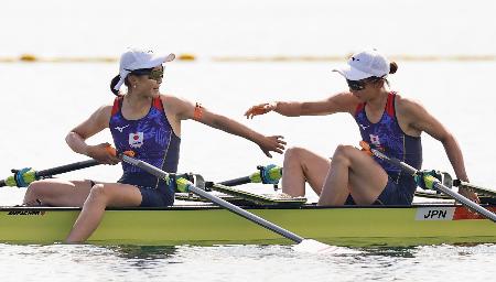 女子軽量級ダブルスカルで銅メダルを獲得し、タッチを交わす米沢知華(右)、冨田千愛組=長良川国際レガッタコース