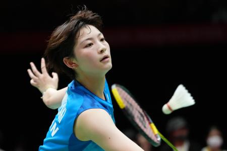 アジア大会バドミントン女子団体決勝、中国戦でプレーする宮崎友花=24日(ゲッティ=共同)