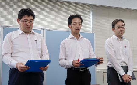 懲戒処分について説明する兵庫県教育委員会の職員＝２４日午後、神戸市