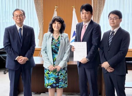 三菱ＵＦＪＦＧの役員らに免許を交付した片山金融相（左から２人目）＝２４日午前、東京都千代田区