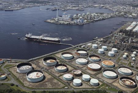 ５月、アゼルバイジャン産の原油を積んだタンカーが到着した製油所＝横浜市