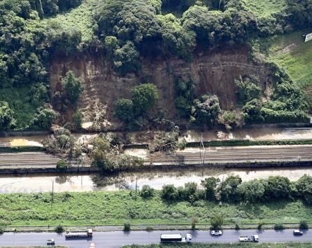 千葉県のJR内房線姉ケ崎―長浦間で起きた土砂崩れ=24日午前10時20分(共同通信社ヘリから)