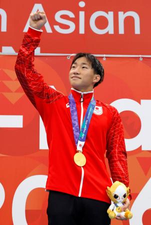 愛知・名古屋アジア大会の競泳男子２００メートル平泳ぎを世界新で制し、金メダルを獲得した大橋信＝２４日、東京アクアティクスセンター