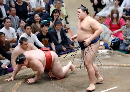 熱海富士（左）を下手出し投げで下した大の里＝両国国技館