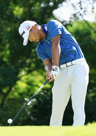 第１日、６アンダーで首位の小平智＝朱鷺の台ＣＣ