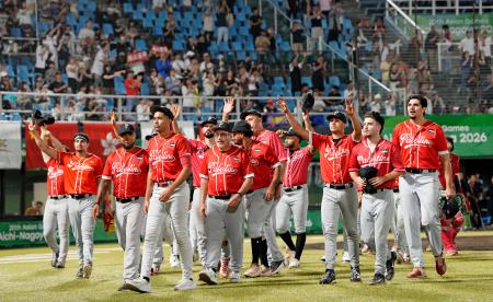 野球の日本戦でコールド負けするも、声援に応えながら引き揚げるパレスチナ代表の選手たち＝２２日、岡崎中央総合公園
