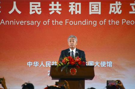 中国の国慶節を祝うレセプションでスピーチする岩屋毅前外相＝２４日午後、東京都千代田区