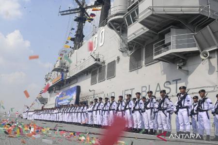 軽空母の引き渡し式の様子＝２４日、インドネシア・ジャカルタ（アンタラ＝共同）