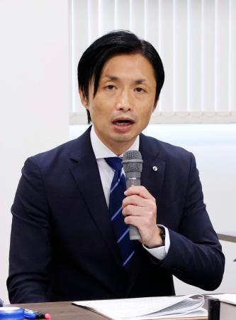 返礼品の「越前ガニ」の違法表示について記者会見する福井県越前町の高田浩樹町長＝２４日午後、越前町役場