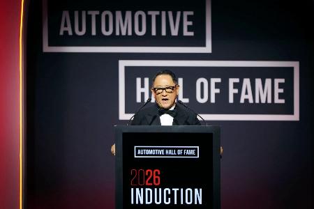 米国自動車殿堂の式典でスピーチするトヨタ自動車の豊田章男会長＝２３日、米ミシガン州デトロイト（撮影・三橋仁明／Ｎ－ＲＡＫ　ＰＨＯＴＯ　ＡＧＥＮＣＹ）