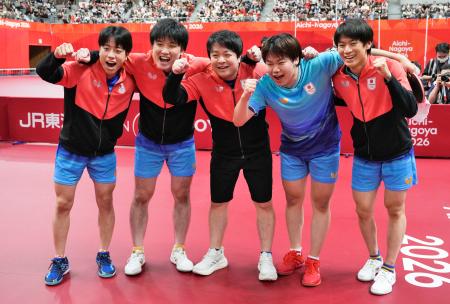 男子団体で優勝し、写真に納まる(左から)篠塚大登、張本智和、岸川聖也監督、松島輝空、戸上隼輔=豊田市総合体育館