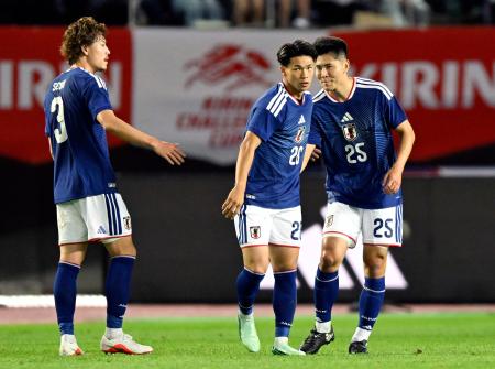 日本―ウルグアイ　試合終了間際、チーム２点目のゴールを決め祝福される塩貝（中央）＝キューアンドエースタジアムみやぎ