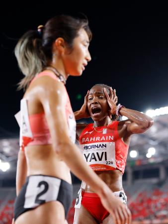 女子１万メートルで優勝し喜ぶバーレーンのヤビ。手前は田中希実＝パロマ瑞穂スタジアム