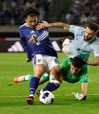 日本―ウルグアイ　試合終了間際、チーム３点目のゴールを決める上田（左）＝キューアンドエースタジアムみやぎ