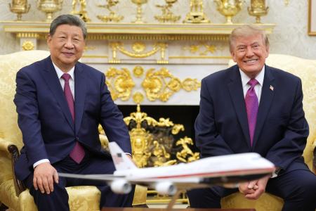 ワシントンのホワイトハウスで会談するトランプ米大統領(右)と中国の習近平国家主席=24日(AP=共同)