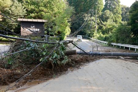 千葉県市原市の道路をふさぐ電柱など＝２４日