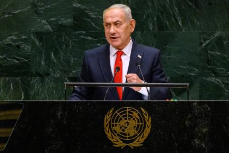 国連総会で演説するイスラエルのネタニヤフ首相＝２４日、ニューヨーク（ゲッティ＝共同）