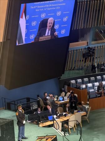 ２４日、国連総会一般討論でビデオ演説するパレスチナ自治政府のアッバス議長（上）＝ニューヨーク（ゲッティ＝共同）