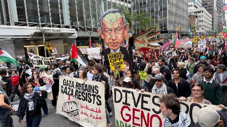 ２４日、イスラエルのネタニヤフ首相に抗議するデモ参加者ら＝米ニューヨーク（共同）