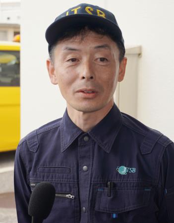 那覇空港の近くで記者団の取材に応じる運輸安全委員会の妹尾誠之主管調査官＝２５日午前