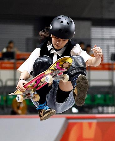女子パーク決勝　演技する長谷川瑞穂＝愛知県国際展示場