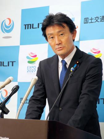 記者会見する井林国交相＝２５日午前、国交省