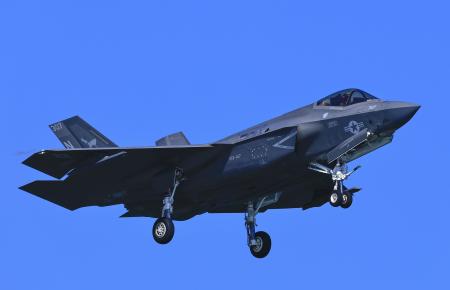 岩国基地で陸上離着陸訓練をする在日米海軍のＦ３５Ｃステルス戦闘機＝２０２５年９月、山口県岩国市