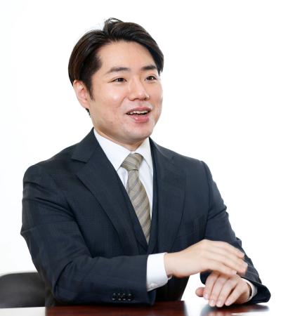 　インタビューに答える中村鷹之資