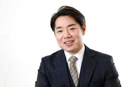 　インタビューに答える中村鷹之資