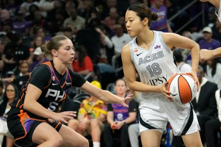 ＷＮＢＡ、マーキュリーとのレギュラーシーズン最終戦でパスを狙うエースズの山本麻衣＝２４日、フェニックス（ＡＰ＝共同）