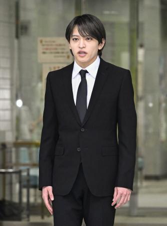 釈放され、謝罪の言葉を述べる「ｔｉｍｅｌｅｓｚ（タイムレス）」メンバー猪俣周杜さん＝２５日午後、東京湾岸署