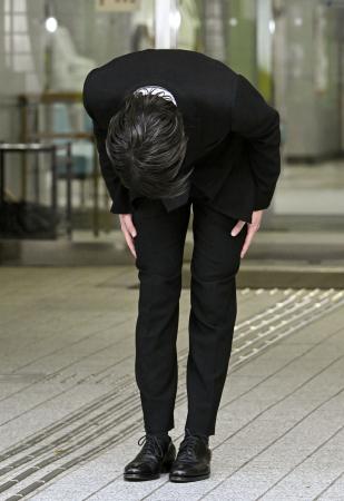 釈放され、頭を下げる「timelesz(タイムレス)」メンバー猪俣周杜さん=25日午後、東京湾岸署