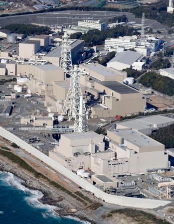 中部電力浜岡原発。中央は３号機（奥）と４号機＝１月、静岡県御前崎市