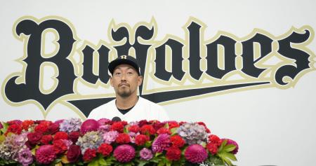 記者会見に臨む、今季限りで現役を引退するオリックスの平野佳寿投手=25日、京セラドーム大阪