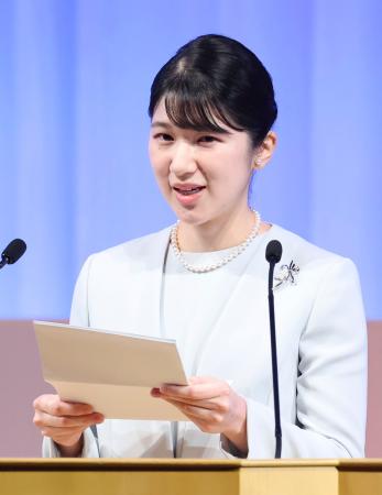 第３６回世界医学検査学会の開会式であいさつされる愛子さま＝２５日午後、千葉市（代表撮影）