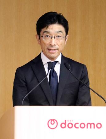 記者会見するＮＴＴドコモの斎藤武副社長＝２５日午後、東京都千代田区