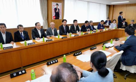 自民党本部で開かれた総務会＝２５日午後、東京・永田町
